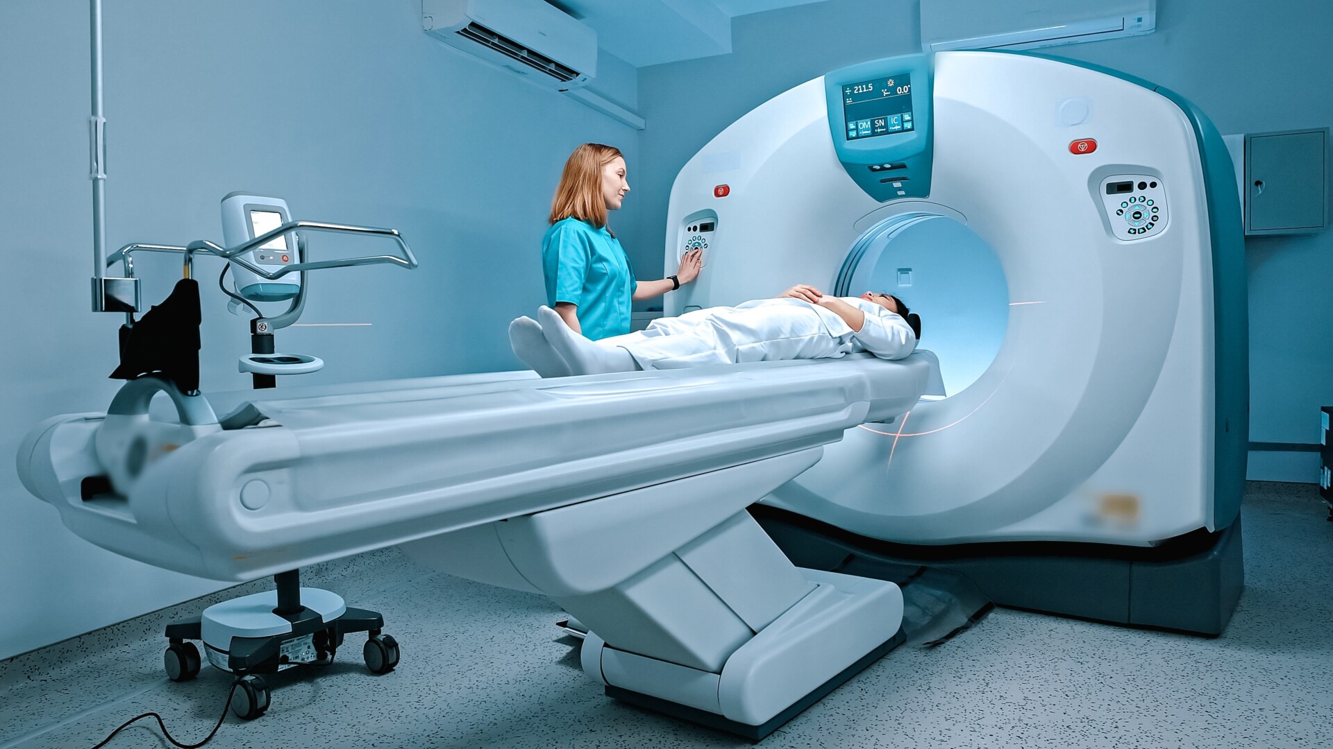 Radiologist,Consults,Patient,Before,Undergoing,Diagnostics,Using,Magnetic,Resonance,Imaging fMRI